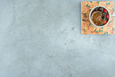 Renkli reçelli şekerler ve mermer yüzeyde bir bardak çay. Yüksek kalite fotoğraf