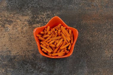 Bir kase patates cipsi mermer arka planda. Yüksek kalite fotoğraf