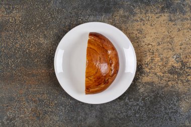 Beyaz tabakta yarı pişmiş hamur işi. Yüksek kalite fotoğraf