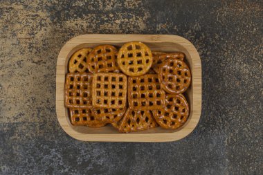 Tahta tabakta çıtır çıtır krakerler. Yüksek kalite fotoğraf