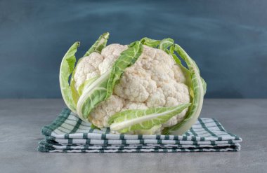 Masa örtüsünde pişmemiş taze karnabahar sebzesi. Yüksek kalite fotoğraf