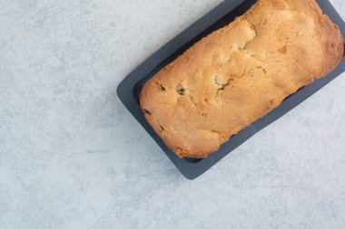 Koyu tahtada nefis sıcak kek. Yüksek kalite fotoğraf