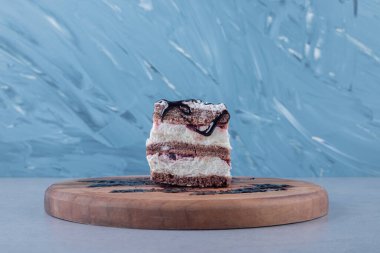 Yeni pişmiş kek diliminin yakın plan fotoğrafını çek. Yüksek kalite fotoğraf