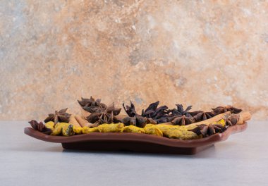 Beton arka planda çeşitli baharatlar. Yüksek kalite fotoğraf