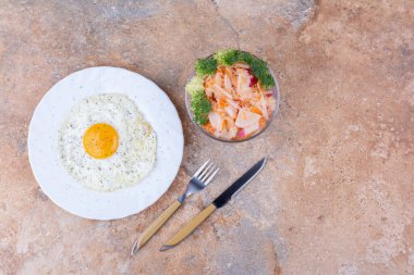 Kızarmış yumurta ve sebze salatası. Yüksek kalite fotoğraf