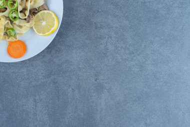 Beyaz tabakta sebzeli lezzetli makarna. Yüksek kalite fotoğraf