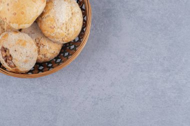 Mermer arka planda bir sepet dolusu kurabiye. Yüksek kalite fotoğraf