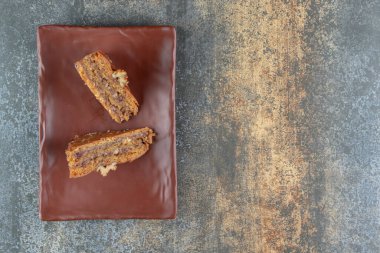 Kahverengi tabakta ceviz çekirdekleri olan baklavalar. Yüksek kalite fotoğraf