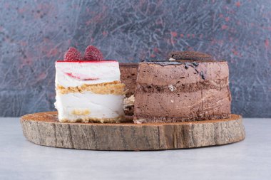 Tahtadan yapılmış çeşitli tatlı kekler. Yüksek kalite fotoğraf