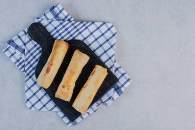 Siyah tahtada peynirli kızarmış ekmek. Yüksek kalite fotoğraf