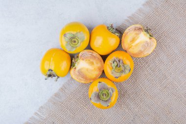 Çuval bezinde bir sürü lezzetli hurma. Yüksek kalite fotoğraf