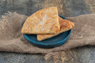 Mavi tabakta şekerli üçgen pasta. Yüksek kalite fotoğraf