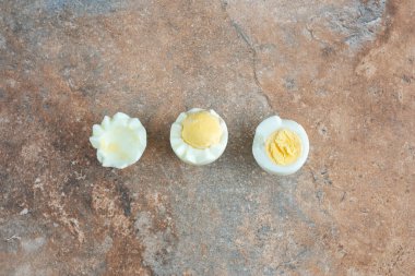 Mermer arka planda haşlanmış yumurta. Yüksek kalite fotoğraf