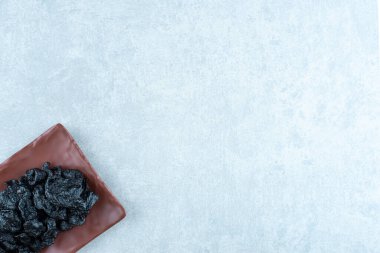 Tahta bir tepside kuru siyah kirazlar. Yüksek kalite fotoğraf