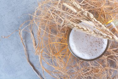 Saman zemininde buğday olan lezzetli bir bardak bira. Yüksek kalite fotoğraf