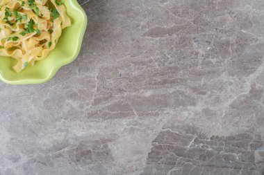 Klasik İtalyan spagetti makarnası iştah açıcı, mermer arka planda. Yüksek kalite fotoğraf