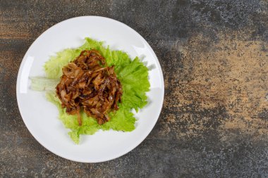 Beyaz tabakta marullu bol yağda kızartılmış soğan. Yüksek kalite fotoğraf
