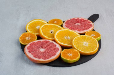 Siyah tahtada greyfurt, portakal ve mandalina dilimleri. Yüksek kalite fotoğraf