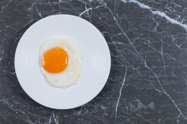 Tabakta, mermer zemin üzerinde leziz kızarmış yumurta. Yüksek kalite fotoğraf