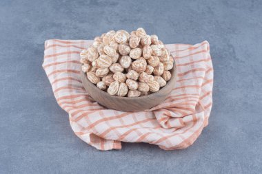 Kareli bez peçetenin üzerinde fındıklar.