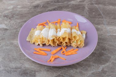 İyi doğranmış havuç ve lazanya çarşafları, tabakta yoğurt, mermer zemin. Yüksek kalite fotoğraf