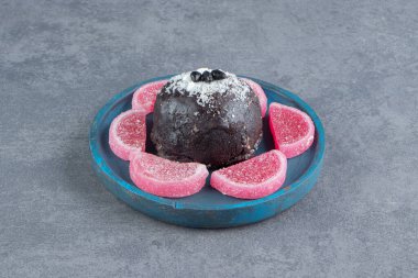 Arka planda jöleli tatlı ve ev yapımı lezzetli kek manzarası.