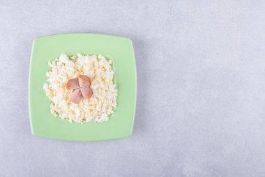 Kızarmış sosis ve yeşil tabakta makarna. Yüksek kalite fotoğraf