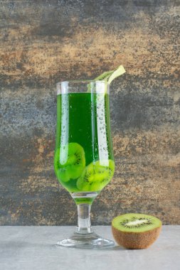 Mermer zemin üzerinde kivi dilimleri olan lezzetli limonata. Yüksek kalite fotoğraf