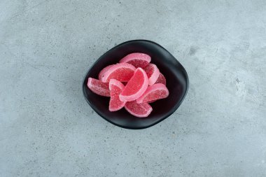 Siyah kasede kırmızı reçelli şekerler. Yüksek kalite fotoğraf