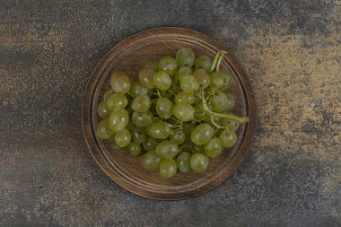 Tahtadaki olgun yeşil üzümler. Yüksek kalite fotoğraf