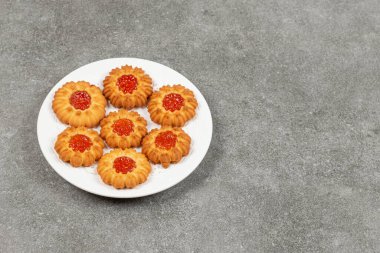 Beyaz tabakta reçelli ev yapımı kurabiyeler. Yüksek kalite fotoğraf