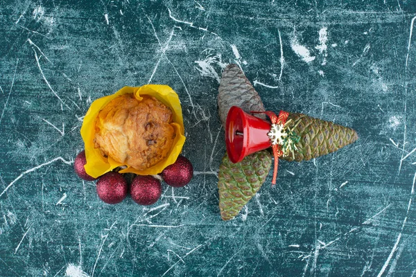 Heerlijke Verse Muffin Met Kerstballen Dennenappels Hoge Kwaliteit Foto — Stockfoto