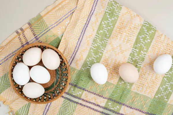 Φρέσκα Λευκά Αυγά Κοτόπουλου Ψάθινο Καλάθι Υψηλής Ποιότητας Φωτογραφία — Φωτογραφία Αρχείου