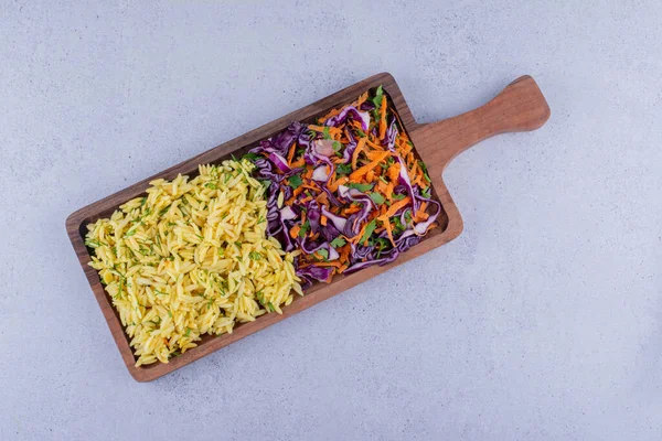 Serveren Van Bruine Rijst Rode Koolsalade Een Dienblad Marmeren Ondergrond — Stockfoto