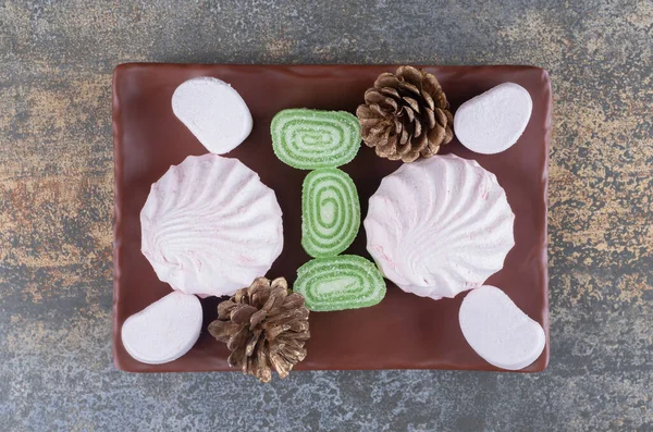 Een Schotel Marshmallows Marmelades Koekjes Dennenappels Houten Achtergrond Hoge Kwaliteit — Stockfoto