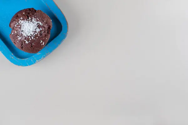 Een Chocolade Cupcake Een Blauwe Schotel Marmeren Achtergrond Hoge Kwaliteit — Stockfoto