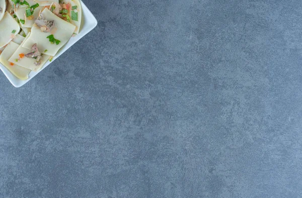 Домашнее Вареное Тесто Сушеными Кусочками Мяса Белой Тарелке Высокое Качество — стоковое фото