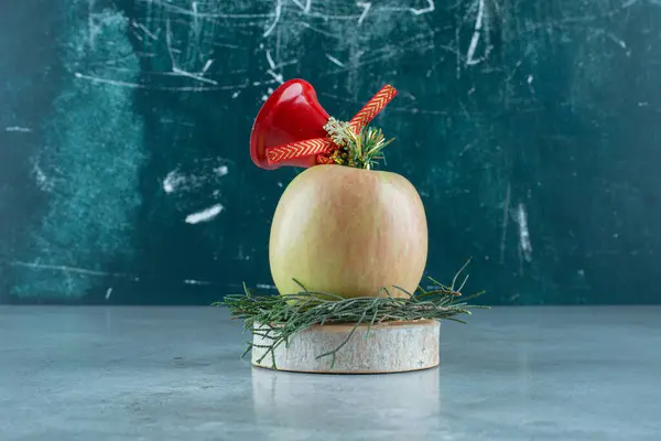 Ένα Φρέσκο Μήλο Κόκκινη Χριστουγεννιάτικη Καμπάνα Μαρμάρινο Φόντο Υψηλής Ποιότητας — Φωτογραφία Αρχείου