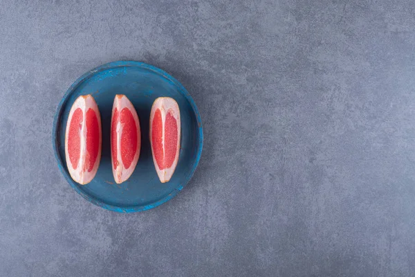 Bovenaanzicht Van Verse Grapefruitschijfjes Blauwe Houten Plaat Hoge Kwaliteit Foto — Stockfoto