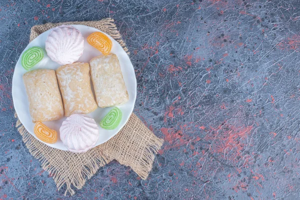 Marmelade Koekjes Een Witte Schotel Abstracte Achtergrond Hoge Kwaliteit Foto — Stockfoto