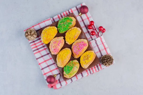 お祝いの装飾が施された茶色のプレート上のクリスマスクッキー 高品質の写真 — ストック写真