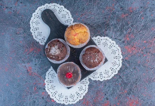 Cupcakes Een Zwarte Schotel Doilies Abstracte Achtergrond Hoge Kwaliteit Foto — Stockfoto