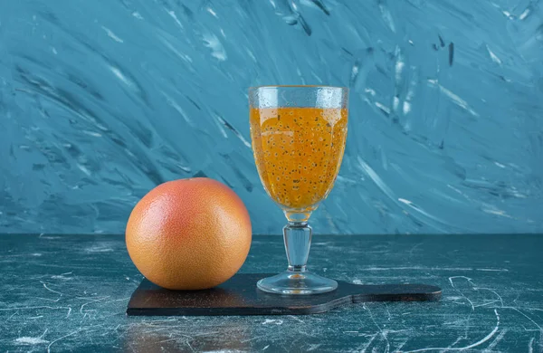 Een Glas Bewerkte Sap Grapefruit Blauwe Achtergrond Hoge Kwaliteit Foto — Stockfoto