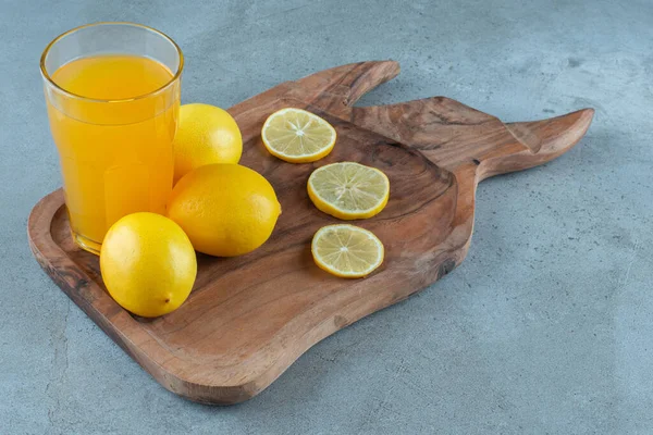 Склянка Апельсинового Соку Свіжими Лимонами Високоякісна Фотографія — стокове фото