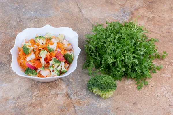 Koriandrův Ranec Brokolice Mísa Míchaného Zeleninového Salátu Vystavené Mramorovém Pozadí — Stock fotografie