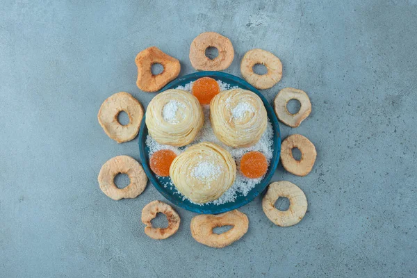 Bandeja Galletas Marmeladas Rodeada Rodajas Manzana Seca Sobre Fondo Mármol —  Fotos de Stock