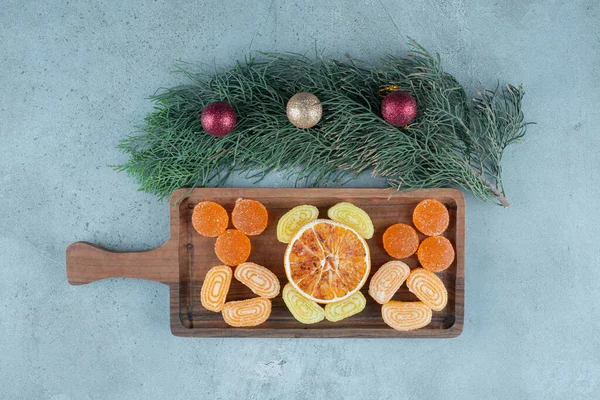 Wooden Cutting Board Dried Orange Fruit Marmalades High Quality Photo — Stock Photo, Image