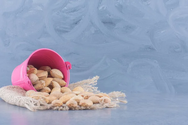 Γεύση Αμύγδαλα Χυθεί Έξω Από Ένα Μπολ Στο Μαρμάρινο Φόντο — Φωτογραφία Αρχείου