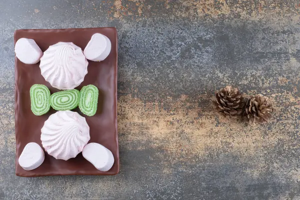 Een Schotel Marshmallows Marmelades Koekjes Houten Ondergrond Hoge Kwaliteit Foto — Stockfoto