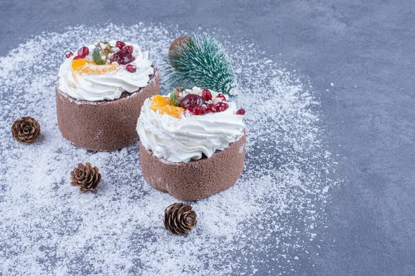 Twee Romige Gebakjes Met Suikerpoeder Kerstdennenappels Hoge Kwaliteit Foto — Stockfoto